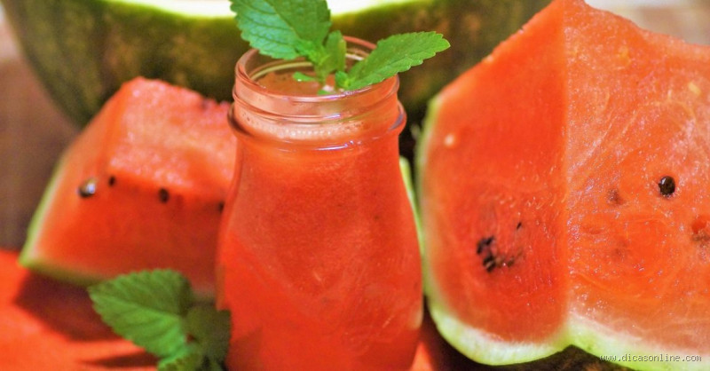 É bom tomar suco de melancia à noite? Descubra os benefícios e riscos