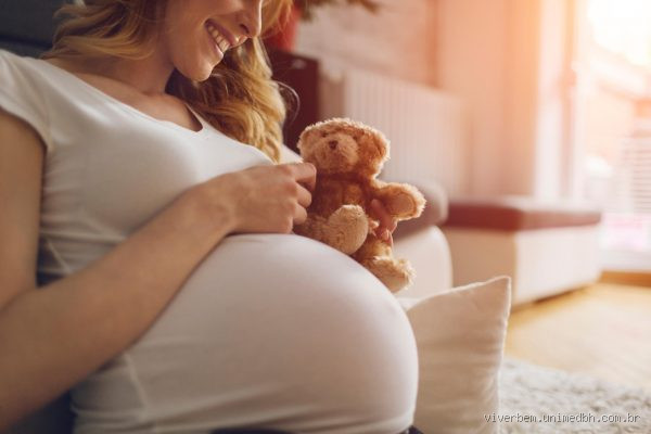 Pode ficar cutucando o bebê na barriga? Saiba o que acontece
