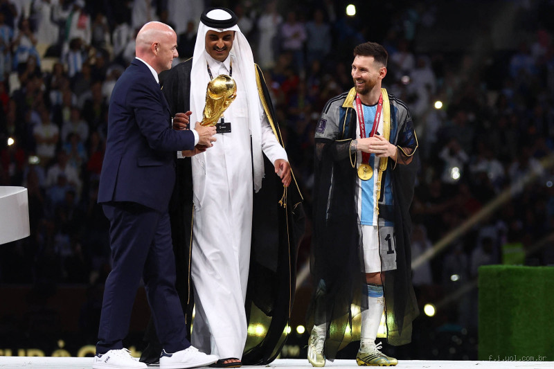 Por que Messi usou uma capa preta?