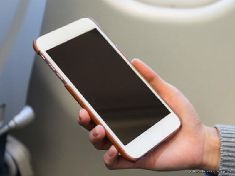 Pode mexer no celular enquanto viaja de avião?