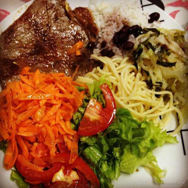 Pode comer arroz e macarrão juntos?